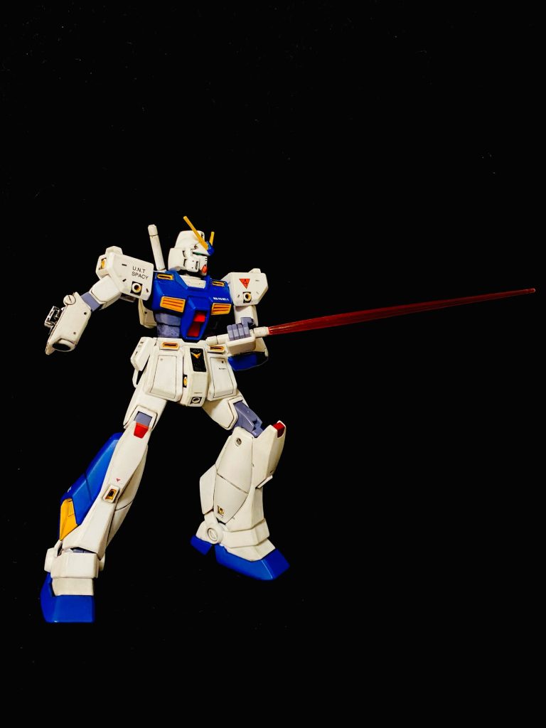 元になったアレックス。黒Tシャツバックのせいでサーベルが暗くなったので、別合成でサーベルの刀身を貼り付けています。