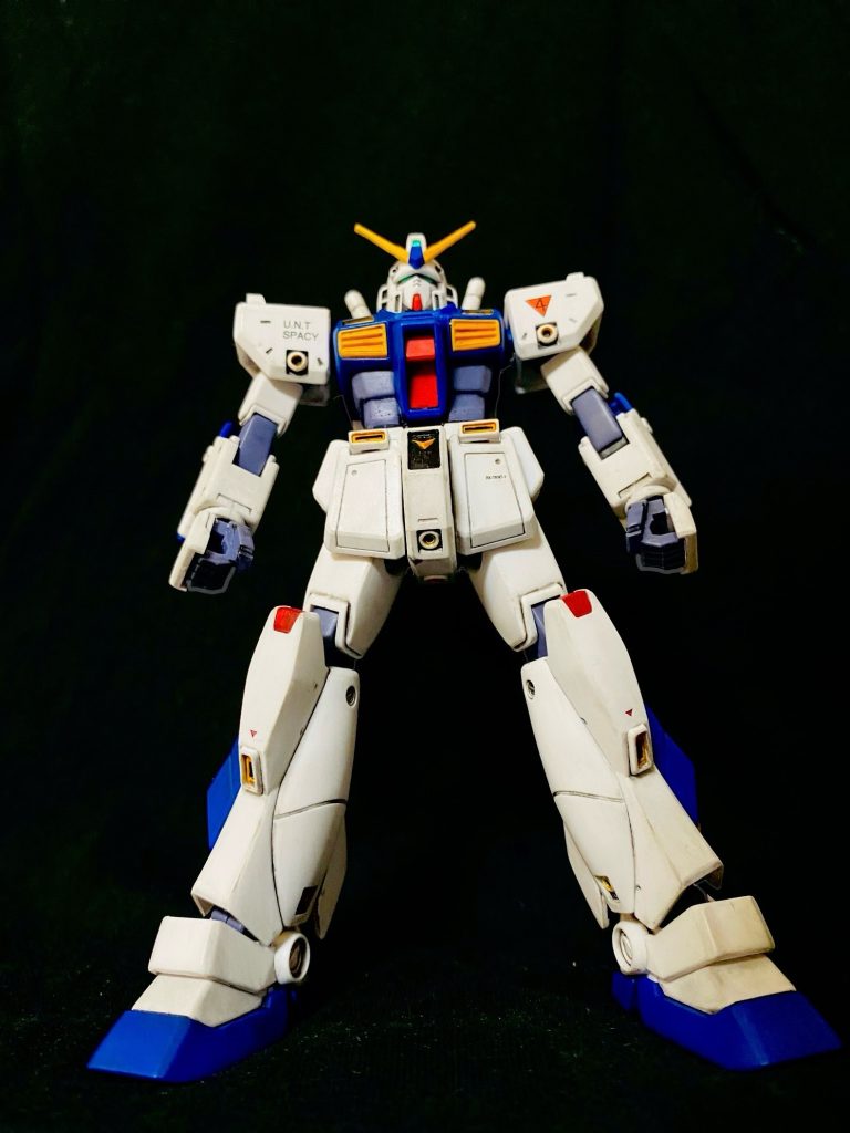 合成元にしたアレックス。iPhoneの本体を逆さまにして煽りで撮っています。