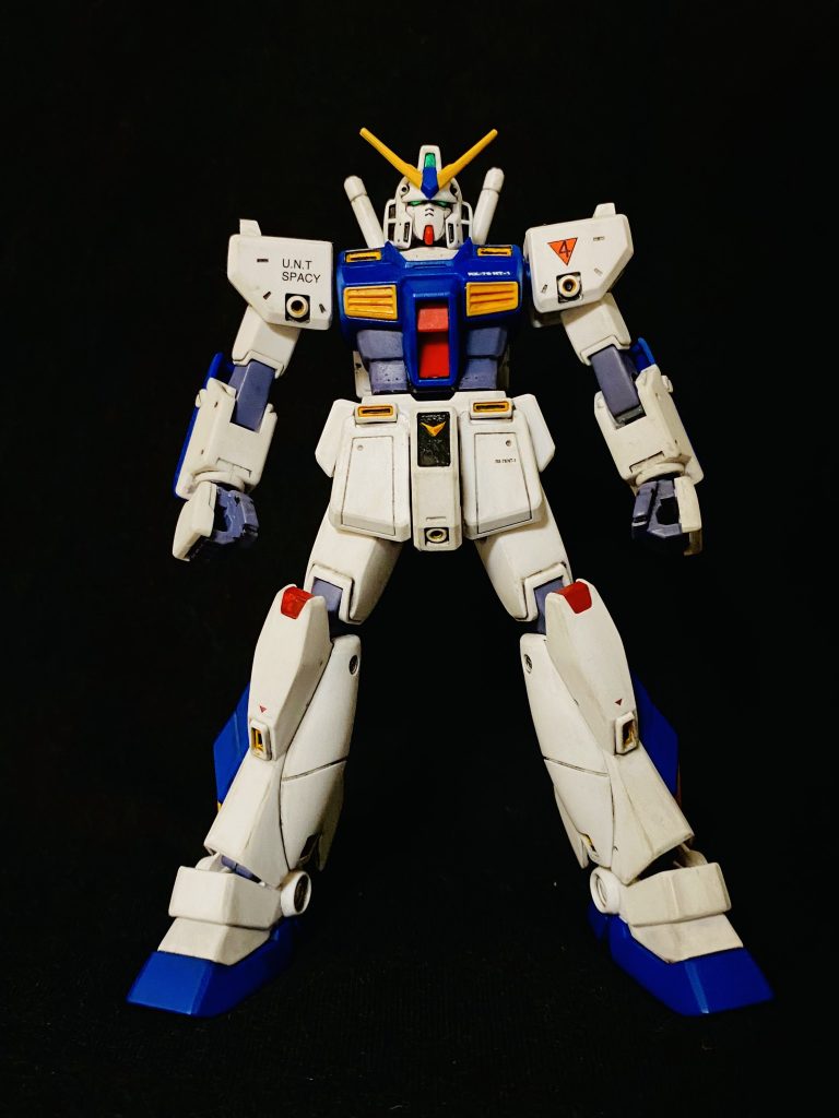 アレックスは学生時代に一度作りましたが、その頃は墨入れと、なんちゃって汚しぐらいしかしたことがなくて、カッコよく仕上げてあげることができませんでした。今回はそのリベンジと、ザクⅡ改と組み合わせた写真を作りたくて、制作に着手しました。本体とチョバムアーマーと、塗る工程なども多くて時間がかかりましたが、どっしりガッシリしたプロポーションがカッコよくて。アニメを見返し、資料や他の方の作品を参考にしながら塗装やデカールの位置を考えて制作することでクリスの思いを感じながら仕上げることができました。ザクⅡ改からここまで、すごくいい体験ができたキットだったと思います。クリスマスより前に仕上がって良かったです✨