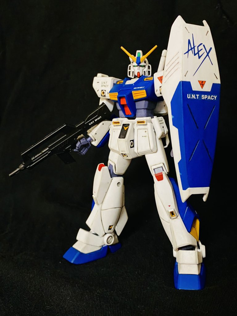 劇中では使用しなかったシールドとライフル。子どもの頃このアレックスの文字が入ったシールドがカッコよくて好きでした。更に余談ですが、仮面ライダーブラックRXが好きな幼少期だったので、ガンダムアレックスは名前の響きが近くて好きだった思い出です。