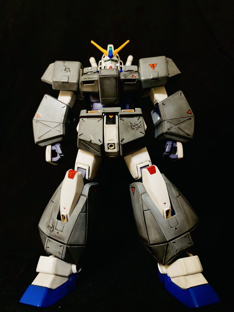 劇中でケンプファーのショットガンをくらった後に立ち上がったイメージ。脚部アーマーの▽デカールは、1/144用のを貼るのに失敗したので、MG用の少し大きい物を貼っていますが、上半身と変化がつけられた気がするので、結果満足です笑