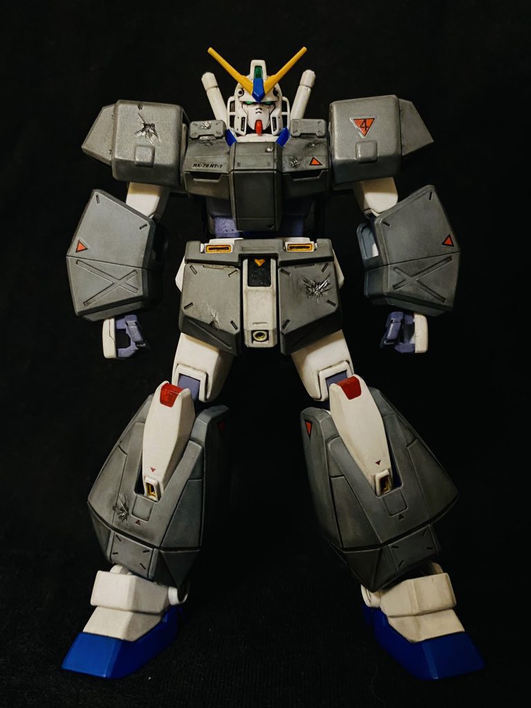 前回はバーニィの戦いをイメージしながら作ったので、今回はクリスの戦いと思いを感じながら作りました。劇中でロールアウトしたばかりの機体なので、アレックス本体の汚しは控えめに。チョバムアーマーは、劇中でケンプファーに受けた傷を入れて、重厚感が出るように塗装しました。