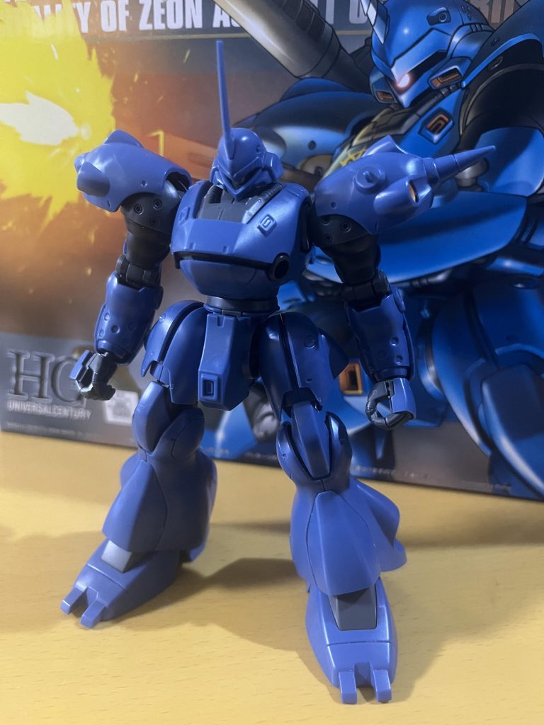 素組。…モノアイの加工ぐらいしていたかも。ここから腿と、腰の延長、肩アーマーの取り付け部分の幅を詰めプロポーションを変更しています。