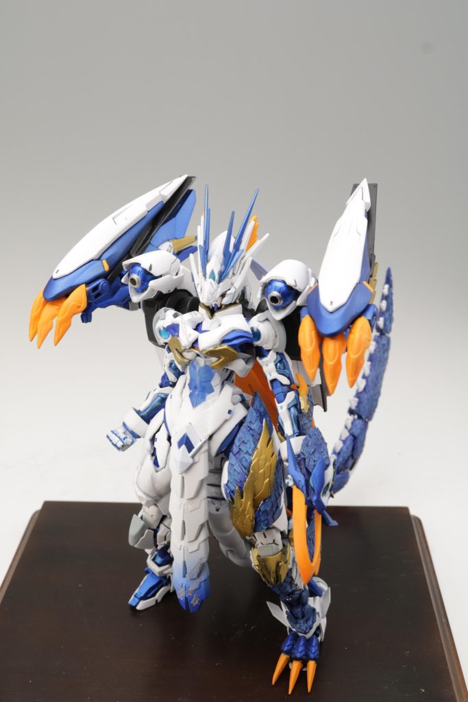 全体の構成としては腕部と胸部はロードアストレイお腹はシャイングラスパードラゴンのお腹腰と、太ももはルブリス脚はRGアストレイという感じです