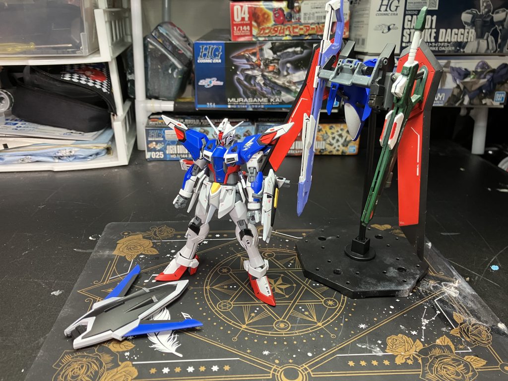 正直素のイモジャでも、特徴的なアンテナ取っ払って色変えただけでもデスティニーっぽくなるなぁって自分でも何作ってたか後半わからなくなるくらいシルエットがデスティニーって言われても不思議じゃないですね…。