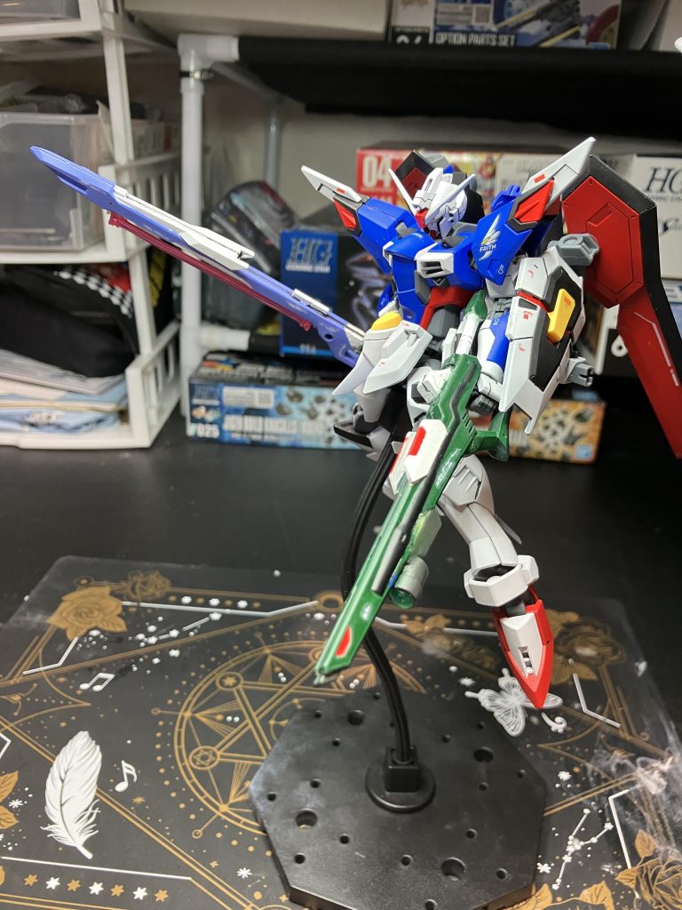 Pストフリからパックってきた武装ですが、シュベルトゲベールのビームエフェクトとか、アグニのスコープを作り忘れていたことが発覚して、適当に作り直しています…。シュベルトゲベールのエフェクトは両面テープてとりあえずそれっぽくつけたので超適当です…。