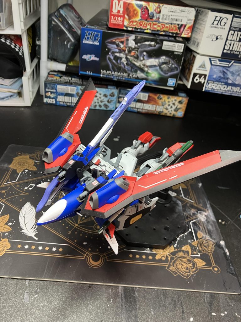 ちゃんとMA形態になっても違和感無いです。ただ、致命的な欠点がありまして…。追加したどちらの武装もウィングが干渉して一度取り外さないとまともに構えれないという欠陥があります(´Д｀)