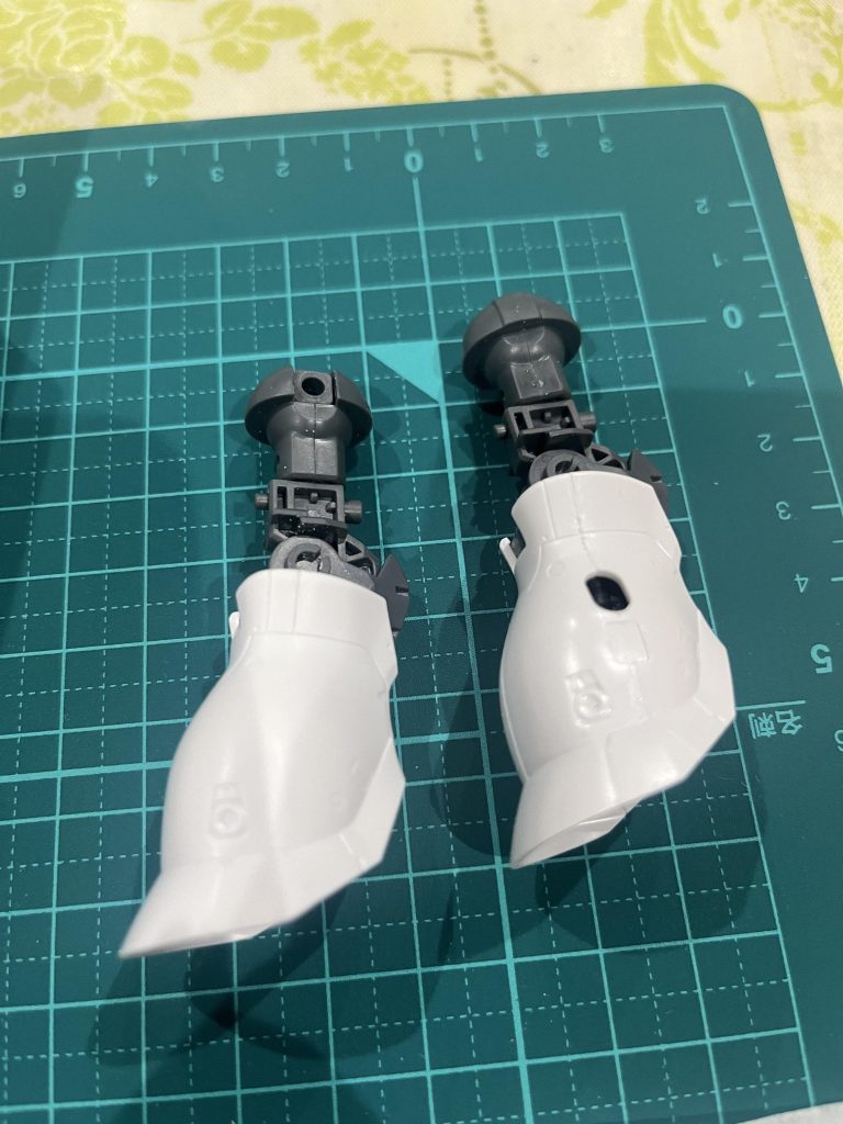 成形色が真っ白なので、合わせ目消しの最中にモールドも合わせて消しちゃったりで中々破天荒なプラモでした。。