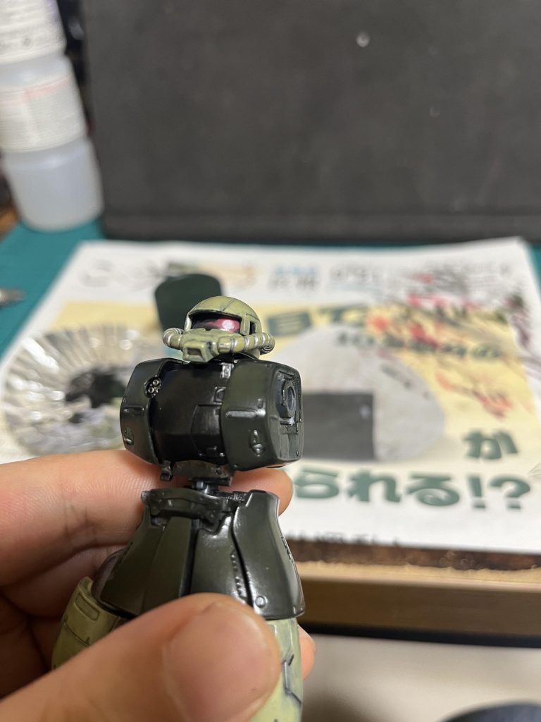 モノアイはビゴーン感を出したかったので、ガンスタの諸先輩型のお写真を参考に塗りました。が、どうしても陰になるのであんま目立たんですね。。