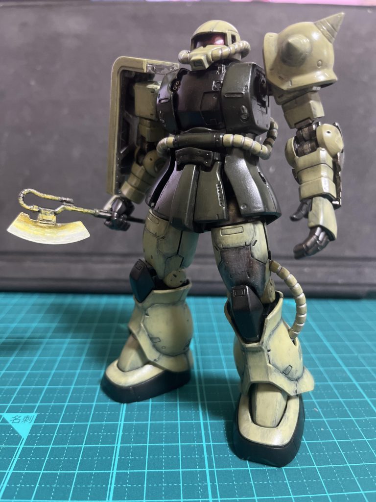 ベース塗装後。胴体の塗装に失敗して結果厚塗りとなってしまい、四肢の色味と胴体の色味が乖離しちゃう事態に。。1番の反省ポイントでした。左腿は単純に塗装に失敗したので、現地改修ぽくアレンジした次第です。