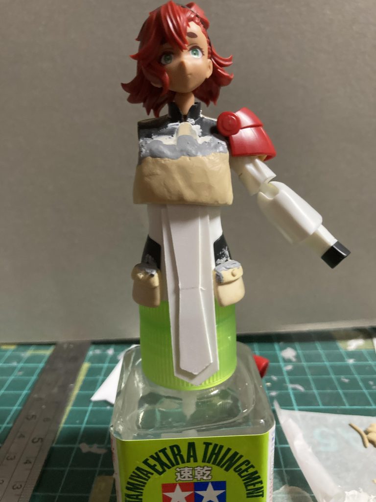パテとプラ板で衣装は作ってます、肩だけレジェンドBBの騎士ガンダムの馬の脚を流用