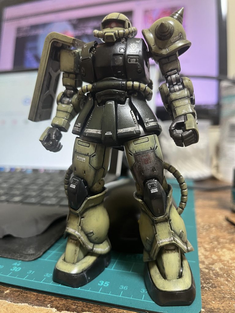 ピンウォッシュ後です。四肢に黒味が増したので、気持ち的に胴体の色味との乖離も緩和されたかな…？という印象。当初の完成イメージに近づいたので少し安堵。