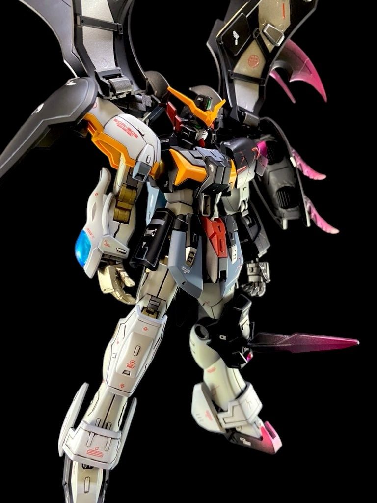 アクティブクローク展開。5機のガンダムの中で最も電子戦•隠密行動•対ビーム兵器に特化した機体。