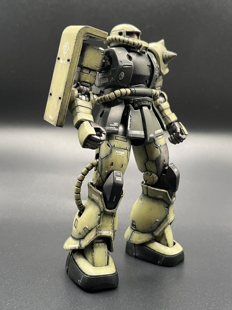 シールドと肩パットはエナメル塗料の黒寄りのグレーで軽くチッピング。黒立ち上げ塗装が上手くいったので、ウェザリングは控えめにしたかったのですが、想定よりも汚しが目立ってしまったので、トップコートは半光沢にしてお気持ち程度に綺麗さを保ったつもりです。塩梅が難しい。