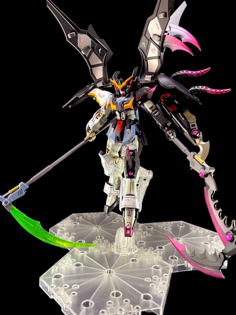 最終決戦時には通常のビームサイズも装備し二刀流に。腹部にメガ粒子砲も追加されていて火力が格段に向上している。