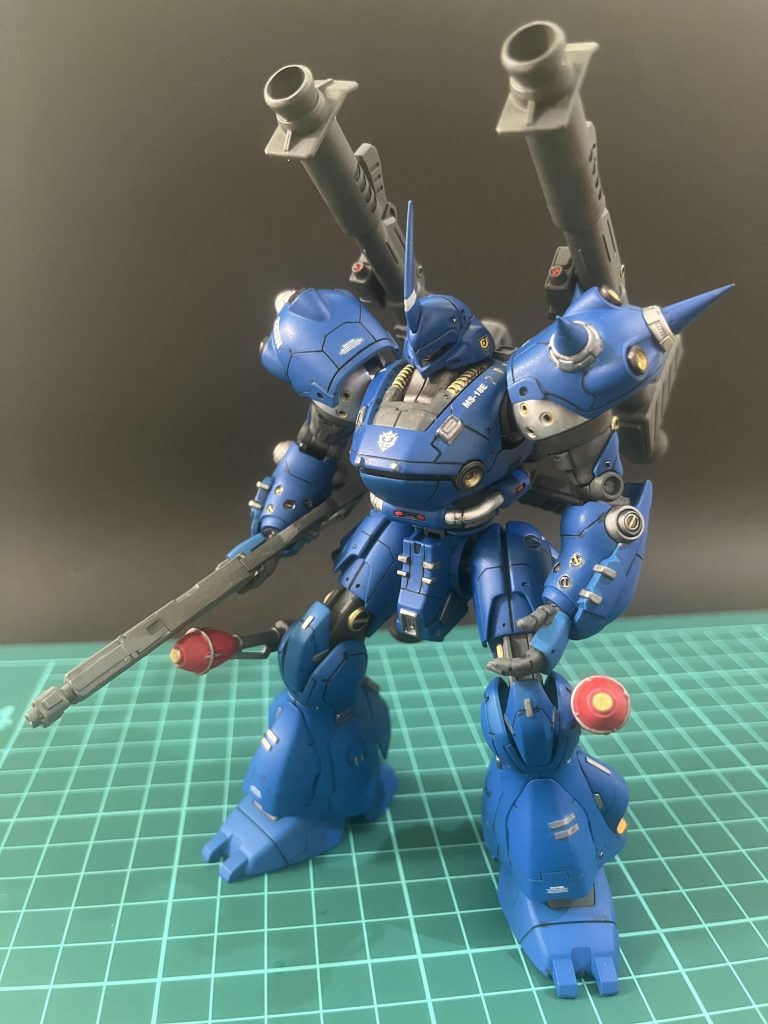 カラー変更も考えましたが、やっぱり青にしました。大半がスプレー塗装です。武器など一部は筆塗りでしたが、筆ムラの目立つところが…。まだまだ経験が必要でした。