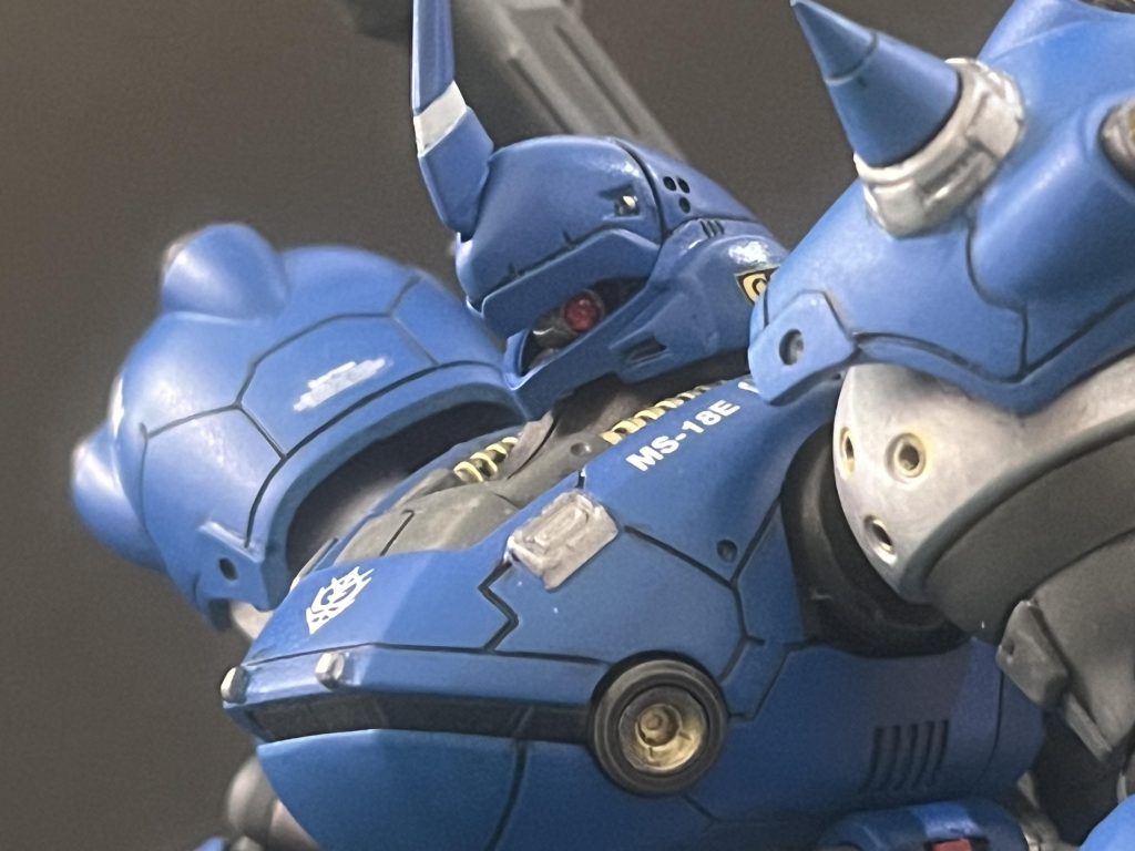 モノアイは左右に稼働できるよう加工しました。