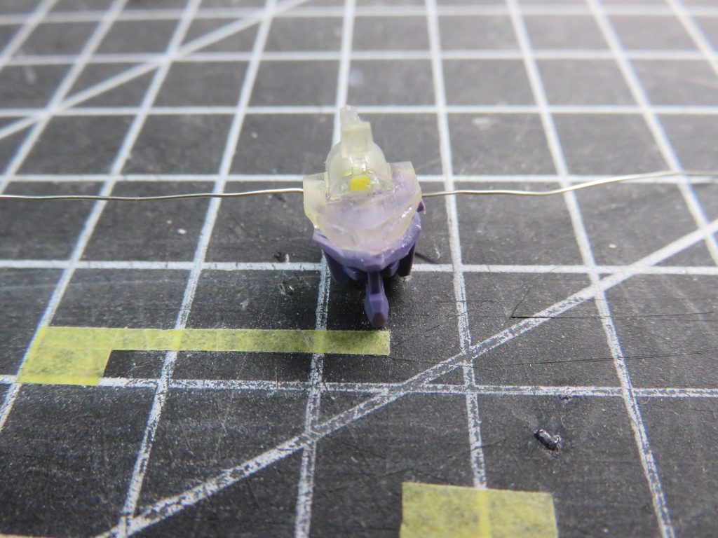 目とメインセンサー部は透明レジン(3Dプリンター)で自作しました写真は透明(無色)ですが、この後、緑の染料を混ぜて緑色のレジン製に交換しました(^^;