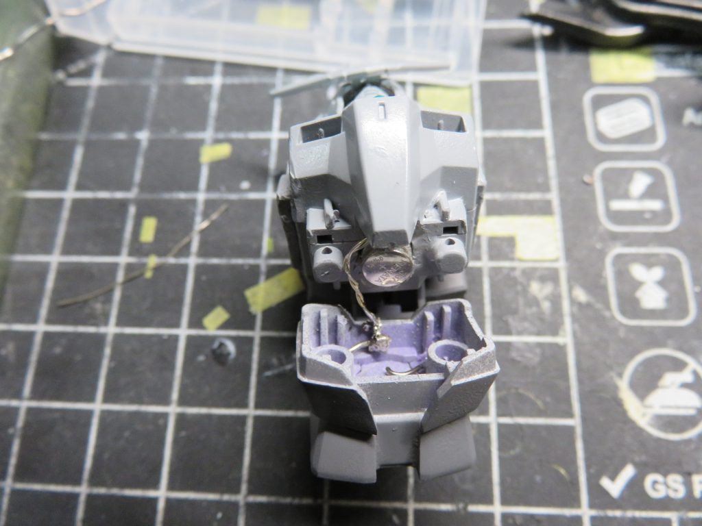 コアガンダムの胴体にLEDと電池を内蔵するのは大変でした前回までは電池はLR44でしたが、この小ささなので、電池はSR416SWに変更しました