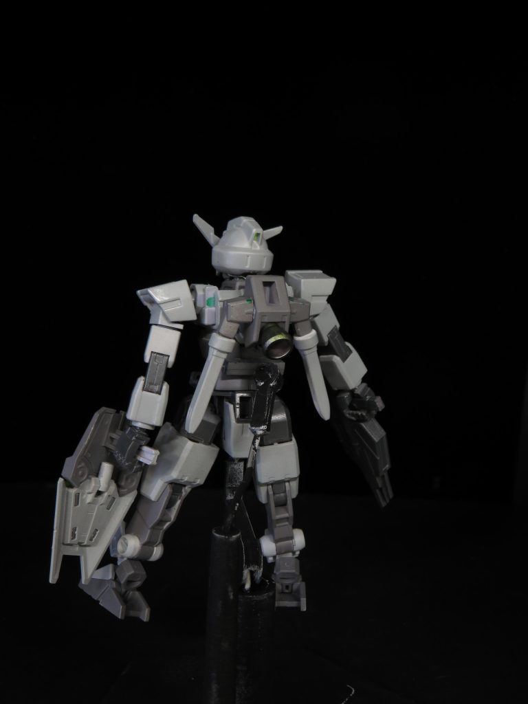 背中にマグネットスイッチを取付け、そこにマグネット(おしゃもじのような形のもの)を近づけることでLEDが点灯します