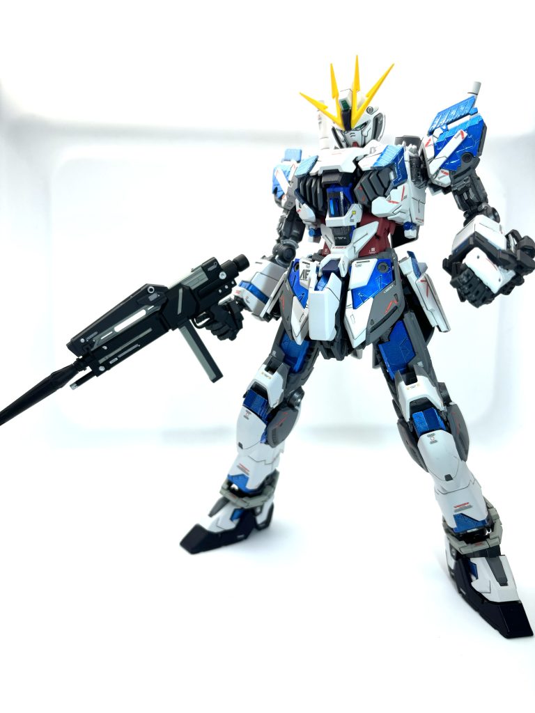 フレームはガンメタ、装甲部と胸部ダクトをダークグレーにしてみました。最新キットだけありパーツ分割が塗装しやすくなっていました。
