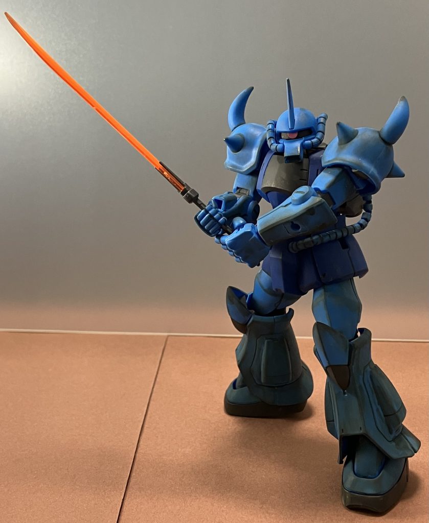 シールドを外して、サーベルを構えるグフ。