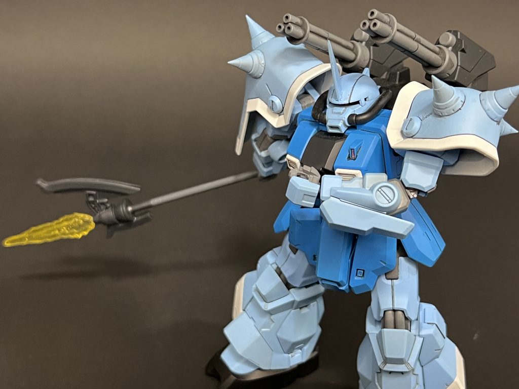 アックスはアビスガンダムのビームランスをベースにシナンジュのアックスをつかいスラッシュアックスを作成。ビームエフェクトを黄色に合わせるためレジンにて黄色いエフェクトは自作しました。(アビスのビームエフェクトはピンク色のため)