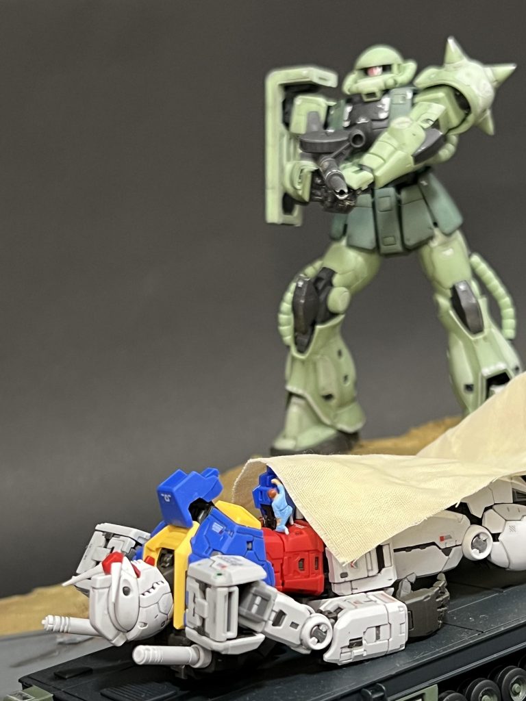 ガンダムやザクはあえてジオラマベースに接着せずポーズを固定化していないので、アムロがガンダムに乗り込むシーンも再現できます。