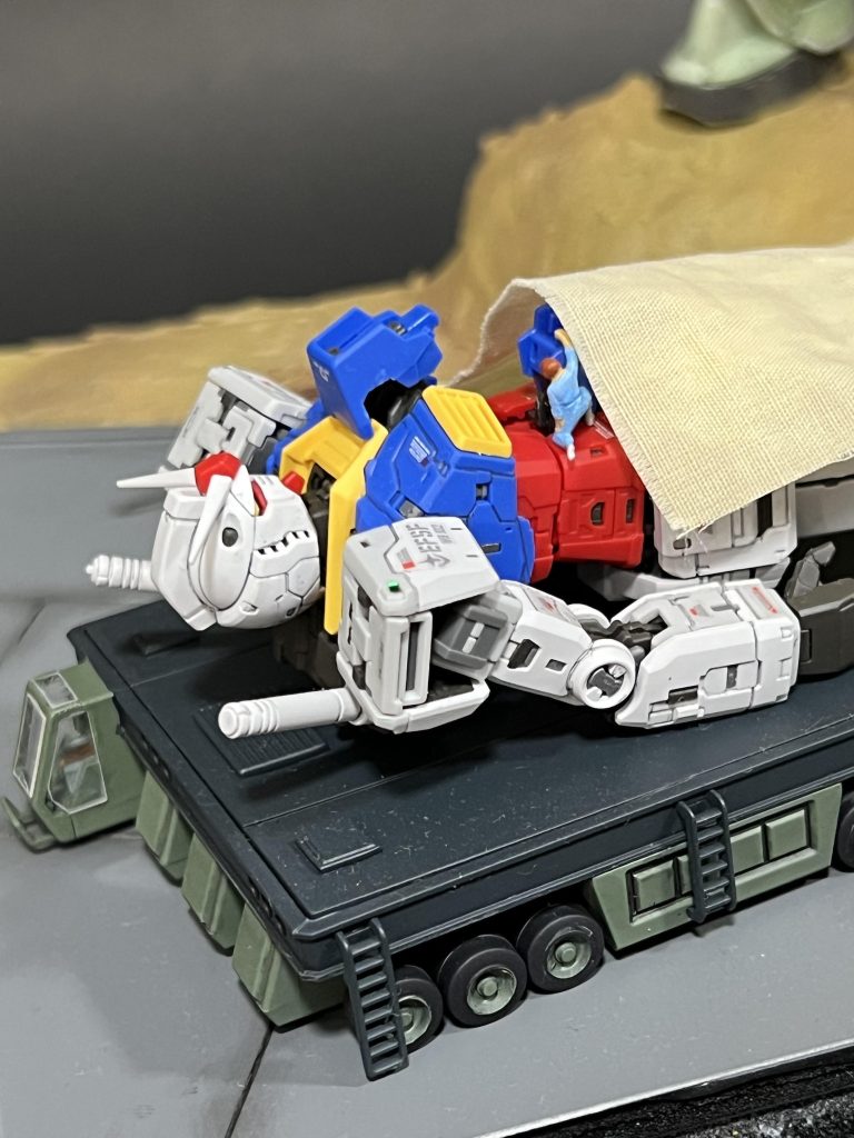 1/144アムロフィギュアも制作したのでガンダムに乗り込むシーンも再現。流石にこのサイズの塗り分けはすごく疲れました。