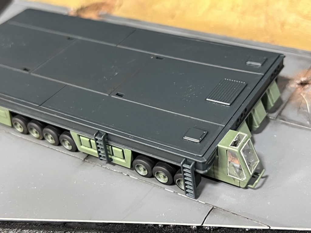 ガンダムトレーラーはEXモデルのキットを使用。ただしこのキット、造形がだいぶ甘く運転席部分が一体成型だったので窓部分をくりぬきクリアプラ板でガラス部を作成。中の座席シートも無いので、運転席内部をプラ板で作成しました。 これが1番細かくて大変だったかもしれません(gundam-kao5)