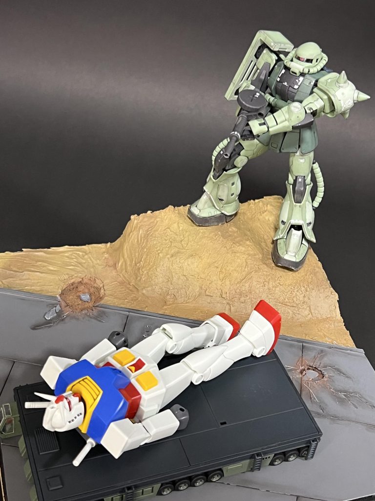 最後におまけ。「ガンダム大地に立てず」最新キットのベストメカコレクション(リバイバル版)のガンダムだと上半身を起こすような動きが取れず、足もほとんど曲がらないので た、たてません！（笑）