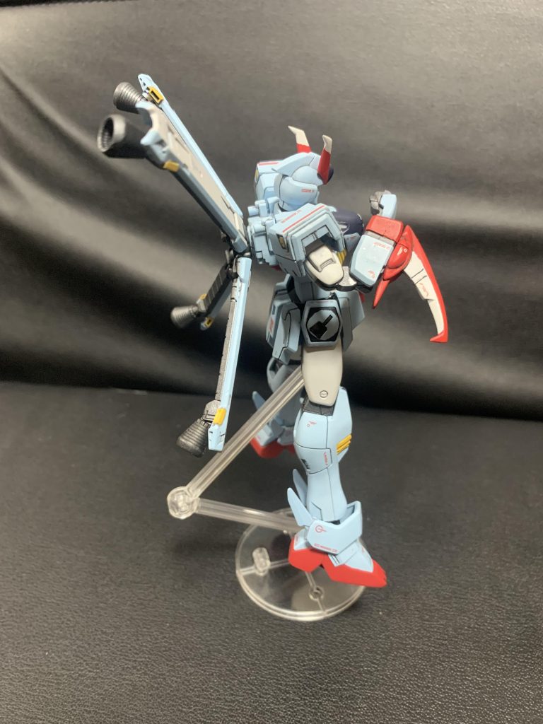 腕部の「イカリマル」系のビーム刃発生機は、適当なジャンクを接着してからパテを盛り、漫画片手に削り出しです。