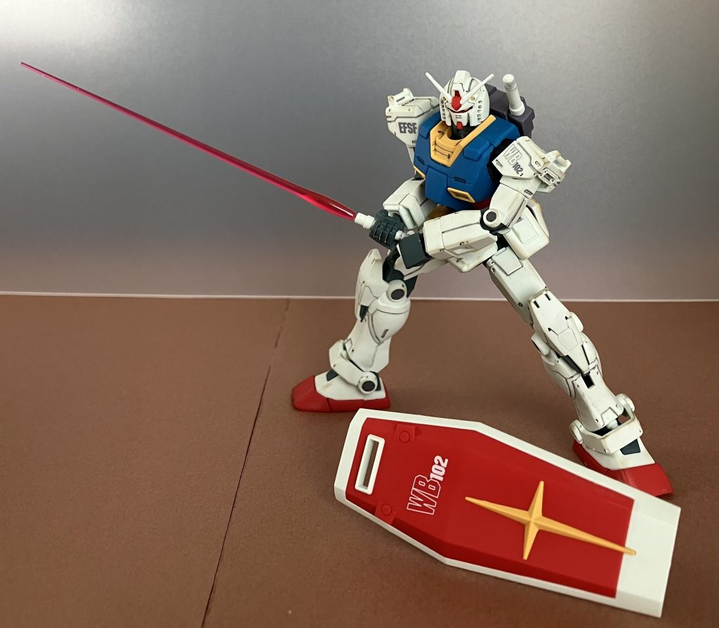 シールドを投げ捨てて、ビームサーベルを構えます！