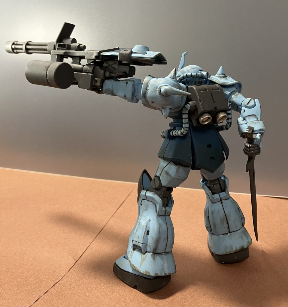 重いガトリングガンをこの角度で構えることができて、かつ問題なく直立できる。バンダイさん素晴らしい設計です!(zaku-kao6)