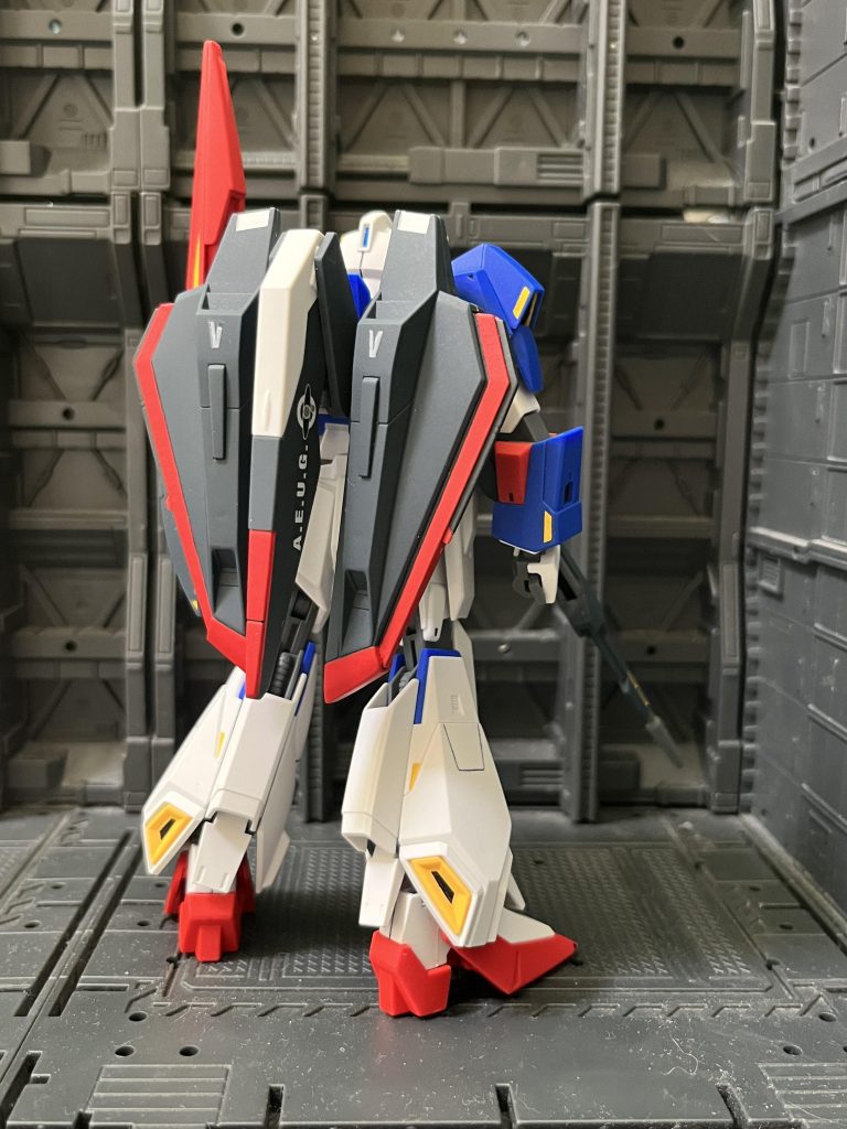 マスターアーカイブで細かく設定されていますがZガンダムは3度ほどアップデートされていますこの機体は前期型(UC0087.7月ロールアウト)を意識して仕上げました。年表をみるとロールアウトの翌月にアポロ作戦が実行されてますね