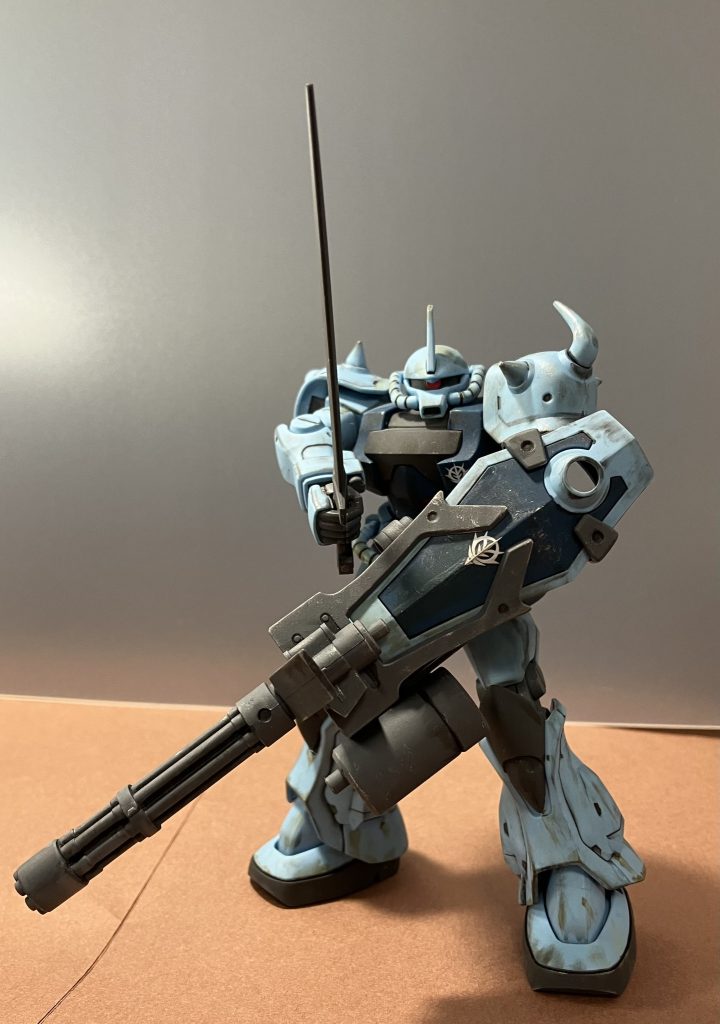 盾とサーベルを構えて、強そうです。