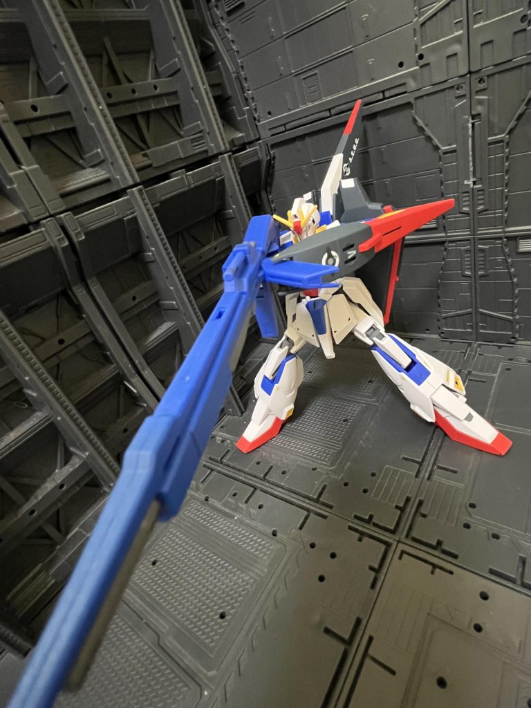 可動域こそ少ないですがデザインの無骨さから素立ちが引き立ちますね。もちろんポージングもかっこいいですが、リファイン版に劣ってしまいますね