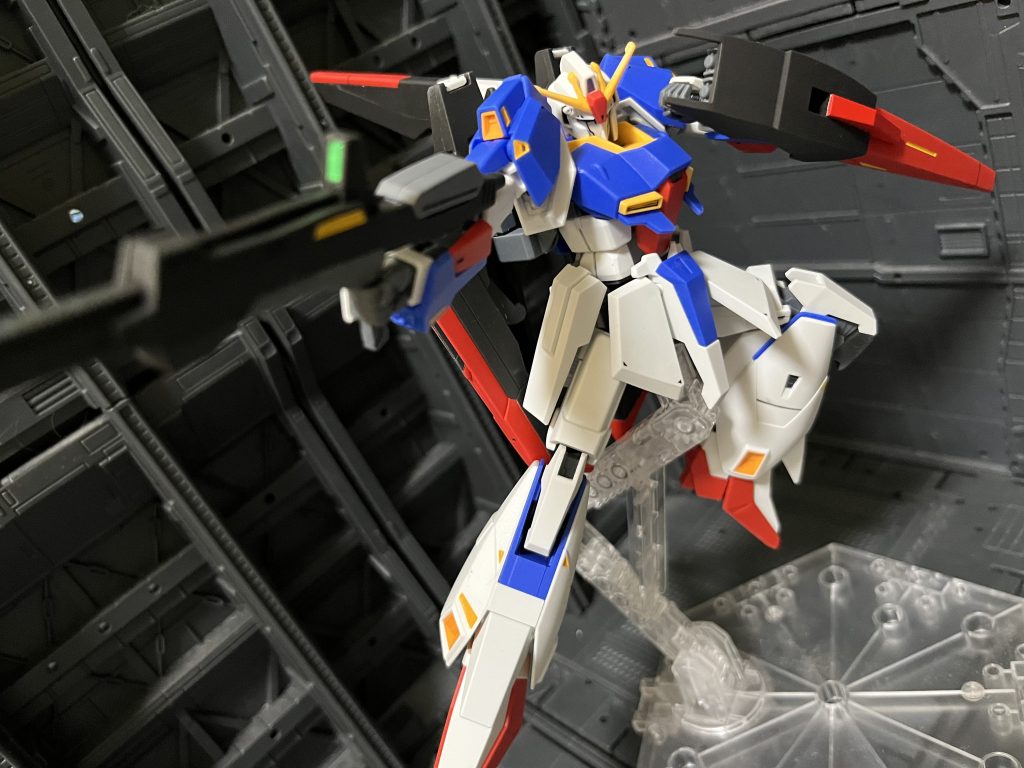 素晴らしい可動域です。ポージングもカッコよく決まりますただ可動する部分が多いので素立ちをさせるのが難しく感じました