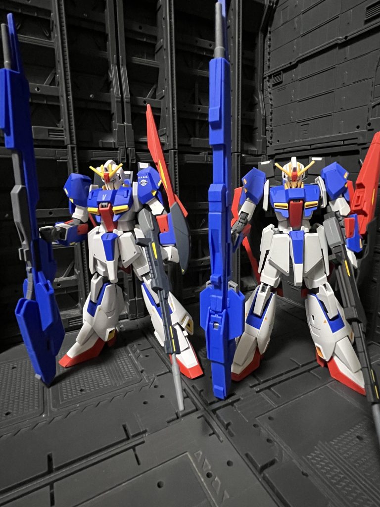 こうして並べてみるとかなり違いがあります。リファイン版は全体的にシャープですが旧版は無骨な感じです。フロントアーマーも長さが違いますね。こう言った違いがあることから前期型(左)、中期型(右)を意識して作りましたちなみに左のステッカー位置はps2のゲーム、エゥーゴVSティターンズを参考にしました、昔よくやっていたので懐かしい気持ちになりました(*´ω｀*)