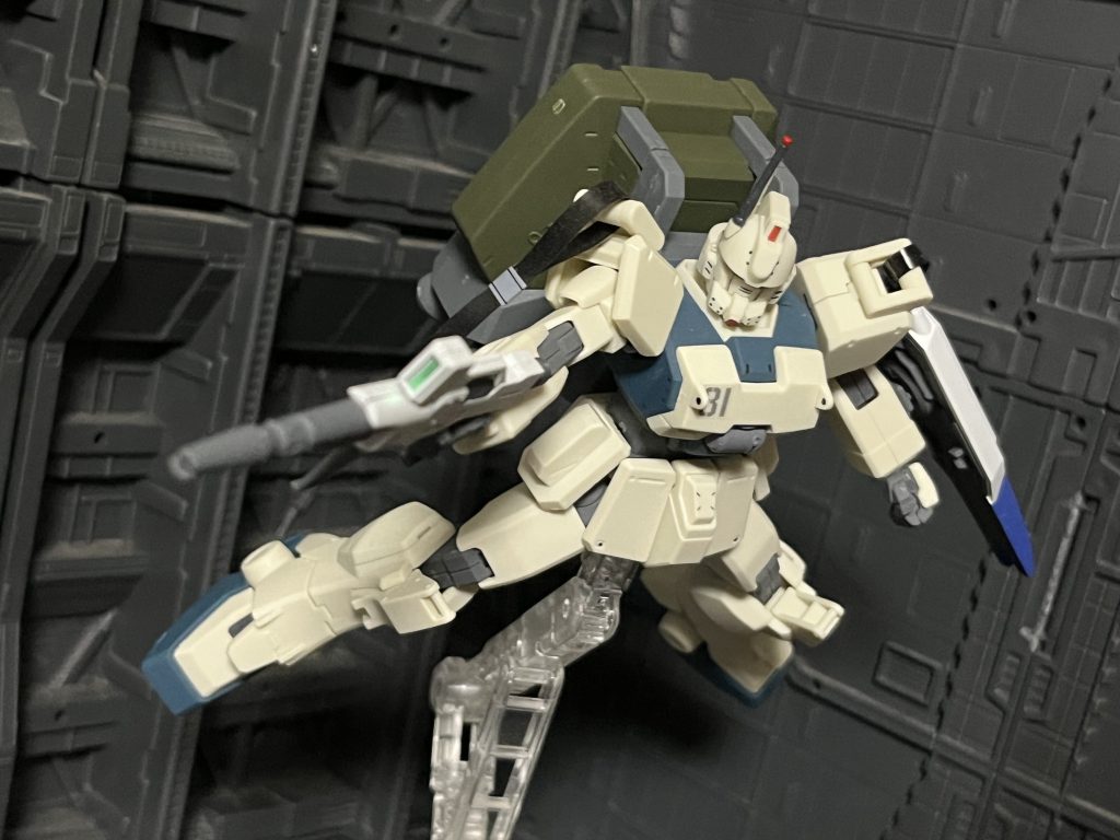 このキットには珍しくパラシュートが付いてきます。肩のスリングバーの中にあるダボを切るとパラシュートのベルトの脱着が簡単になります