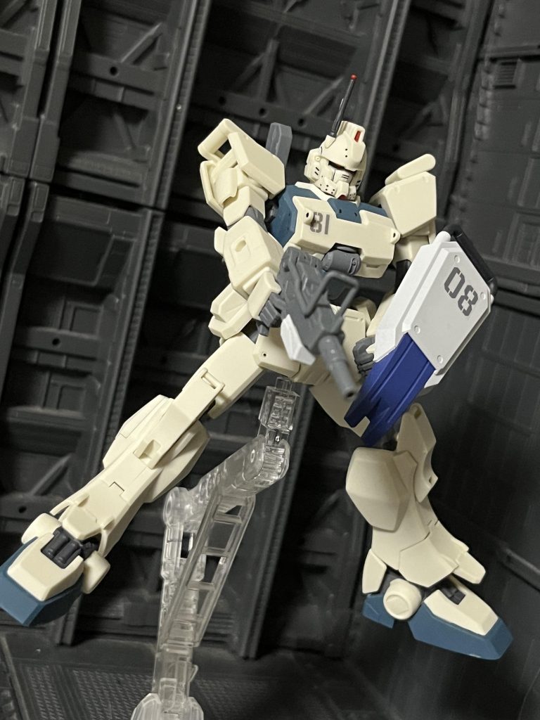 シールドがこの色だとやっぱり陸戦型ベースなんだなぁって思いますね。個人的に陸ガン、陸ジムなど陸戦型系はマシンガン装備の方が好きです