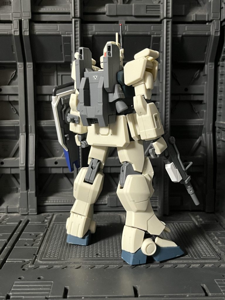 陸戦型ガンダムの現地改修機であり、パイロットのシローアマダ専用カスタムのワンオフ機、元々陸戦型ガンダムのパーツは少なく修理には陸戦型ジムやジャンクパーツが使われたらしい、修理ついでに運用データから問題点を修正してパイロットの意向をフィードバックしたとの事。これで性能も上がっているというのだから現地改修恐るべし(^_^;