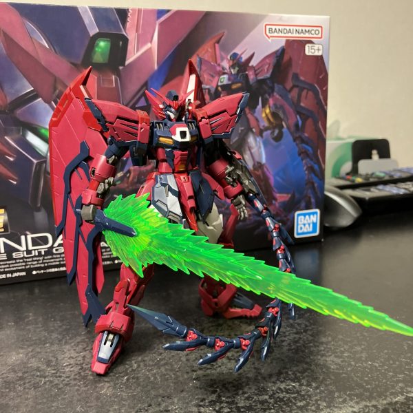 リアルグレードガンダムエピオンですね、ディテール充分でスミ入れぐらいしかやることなさそう😉インパクト抜群の大型ウイングですが、広げると自立は厳しそうですね🤔あえてのメタルパーツは、シルバーはイメージ変わりそうなので、ブラックパイプくらいでしょうか🤗銃火器を標準装備しない漢らしい騎士道精神の機体🤺今回もドラゴン変身も意識したい🐲🐲（1枚目）