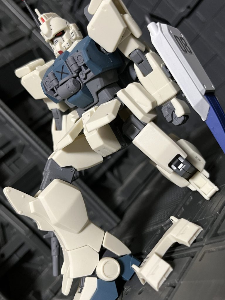 胸部装甲板を外すと、旧キット版のHG08小隊シリーズやFGザクなんかではお馴染みだった内部ギミックを見ることが出来ます。こういう細かい作り込みにバンダイの本気度を感じますね設定だとこの装甲板はザクのシールドを流用して作られているそうですが…ところで胸部のバルカンポッド、君は何のジャンク品なんだい?