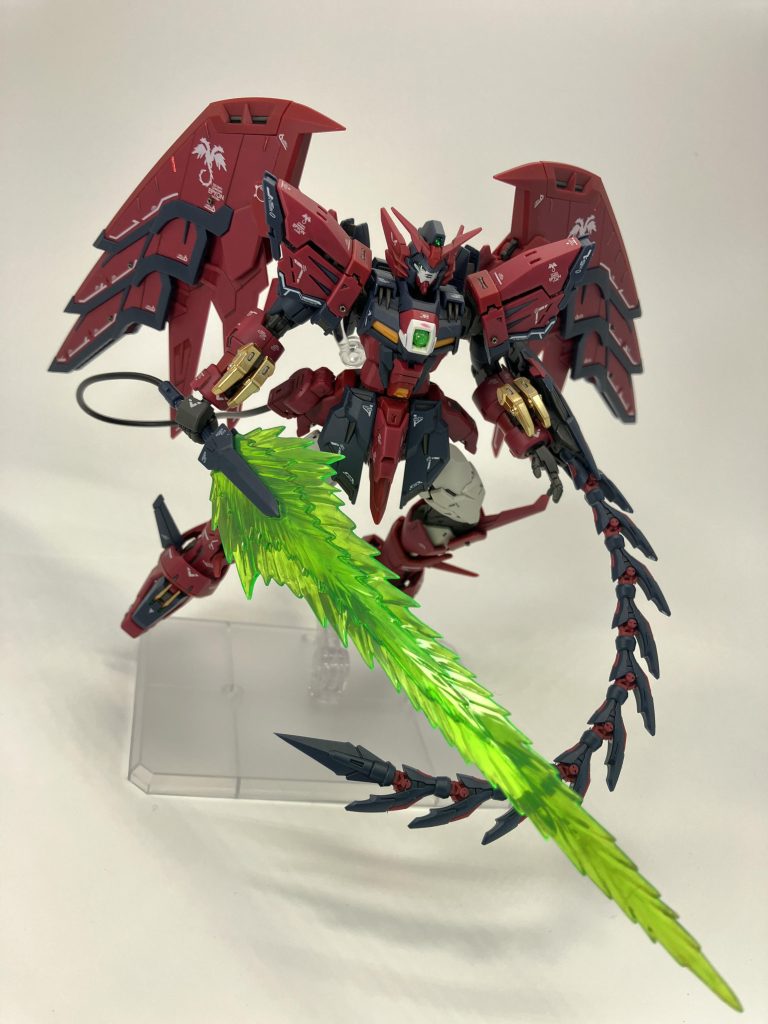 搭乗者のトレーズの美学に基づき銃火器を持たず、近接格闘に特化した武装をしっかり再現しています😆