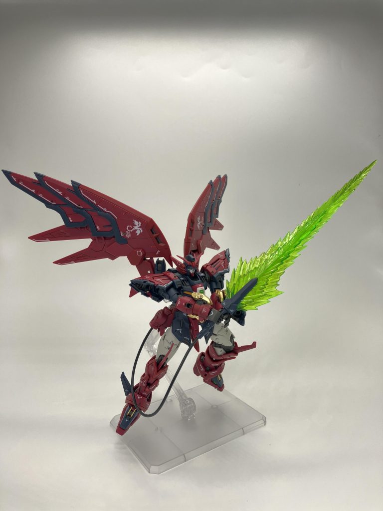 ウイングが特長的でリアルグレードでもギミック搭載で見応え&作り応えがあります🤩ですが、おかげで後ろ重心でポーズによっては自立が困難に😑