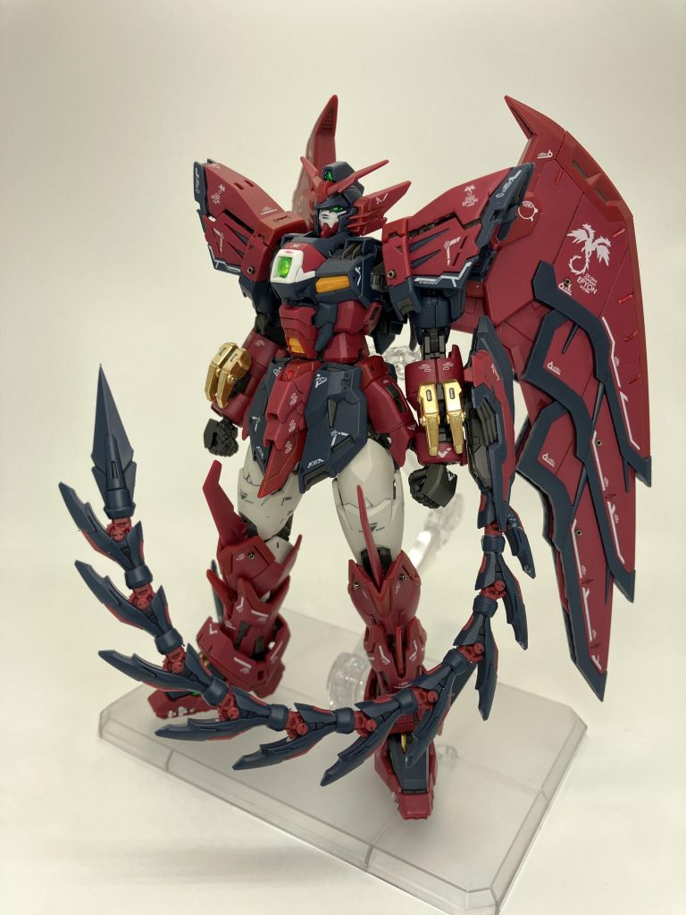 爪のパーツや双頭竜のツノは、ガンダムマーカーのイエローゴールドで塗装😉今回は機体のイメージに合わせてメタルパーツはブラックのツインパイプで😁