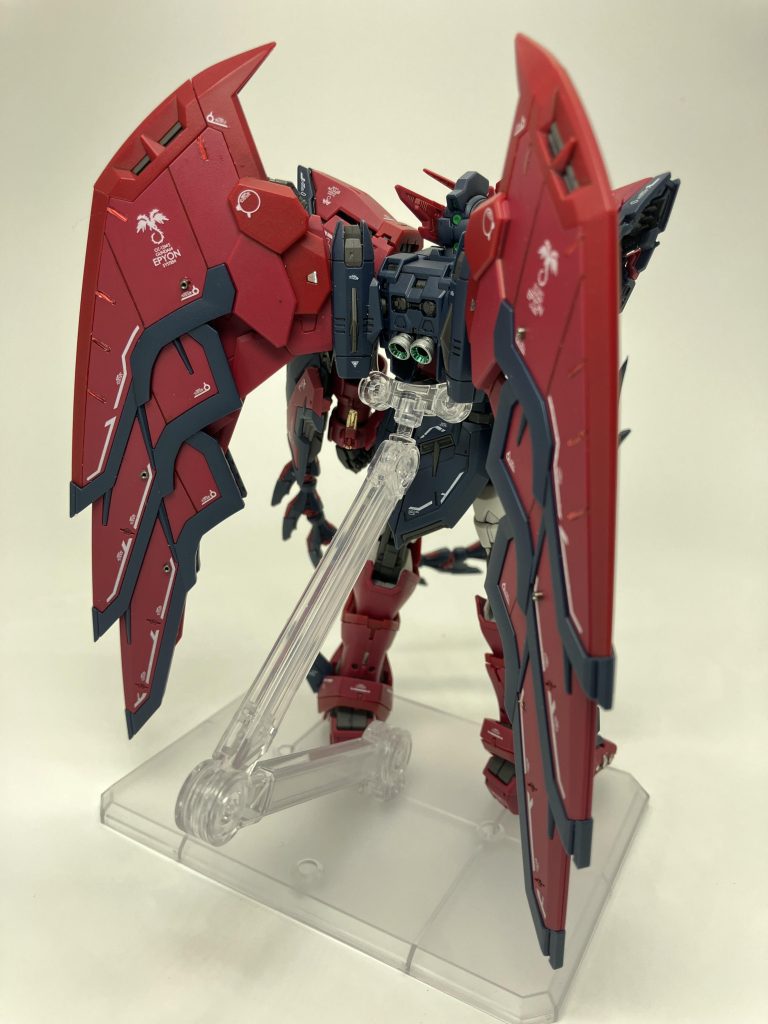 目立ちませんがバックパックのバーニアはメッキシルバーとルミナスメタグリーンで塗装🫡ウイングのアクセントの赤いリアリスティックデカールはレジン液を追加😘