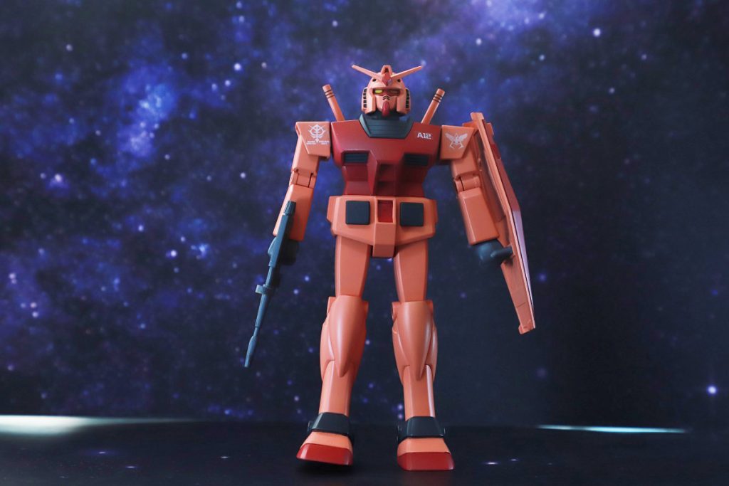 シャアが鹵獲したガンダムを色替えして使用したところ、「全然関節が動かんのですけど・・・連邦軍さーん！」って言いそうなイメージで作りました。連邦シールドの十字を除去した以外は特に何をしてはいません。