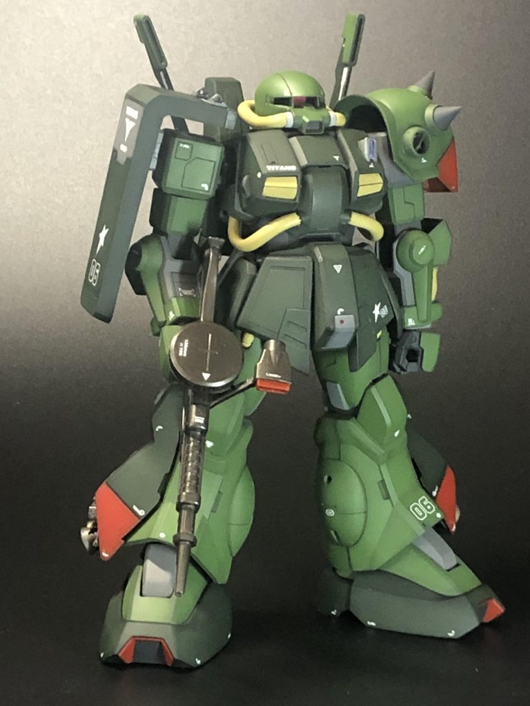 頭部のモノアイ部分を狭めたので、バランスを見ながらポリパテで裏打ちし頭頂部を削りました。胸のダクトはキットの物をバラバラにして繋ぎ合わせて表面にプラ板を貼って作りました。フロントアーマーは短く感じたので3mmほど延長してます。